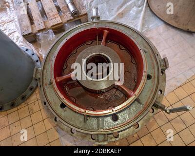 Bride d'étanchéité avec carter pour roulement dans la pompe à transmission axiale. Assemblage FINNA après maintenance Banque D'Images