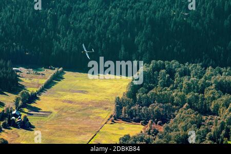 Planeur au-dessus du champ, Pemberton, Colombie-Britannique, Canada Banque D'Images