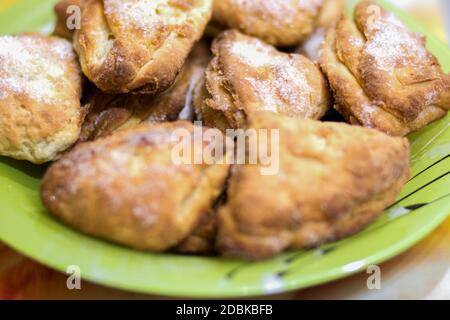 Biscuits avec du sucre, cuits, se trouve dans une assiette sur la table Banque D'Images