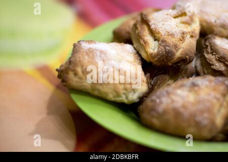 Biscuits avec du sucre, cuits, se trouve dans une assiette sur la table Banque D'Images