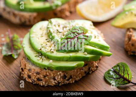 Toast vegan avocat avec graines de chanvre et mini verger suisse feuille verte Banque D'Images