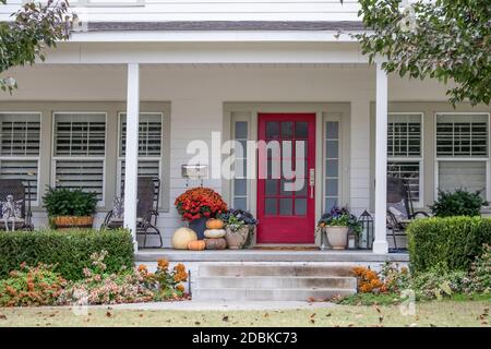 Entrée et porche à la jolie maison avec l'automne et Halloween décorations et feuilles d'automne soufflant dans le vent - trottoir appel Banque D'Images