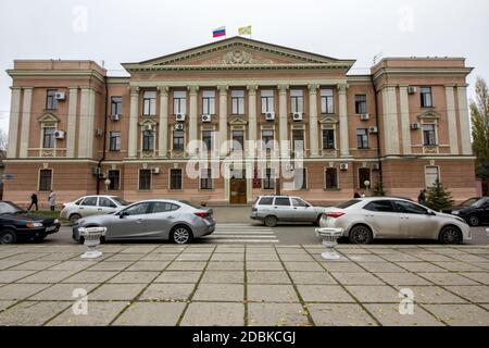 Mineralnye Vody, Russie. 11/14/2017. La Maison Blanche de l'Administration de la ville de Mineralnye Vody, Nord Caucase, le bâtiment principal avec le colu Banque D'Images