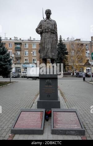 Mineralnye Vody, Russie. 11/14/2017. Monument au libérateur de soldat situé sur la place de la ville de Mineralnye Vody, près de la gare Banque D'Images