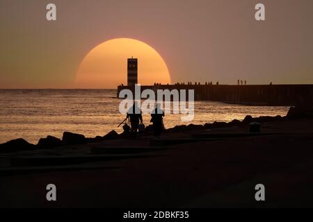 Point de pêche à l'embouchure de la rivière Douro au coucher du soleil Banque D'Images