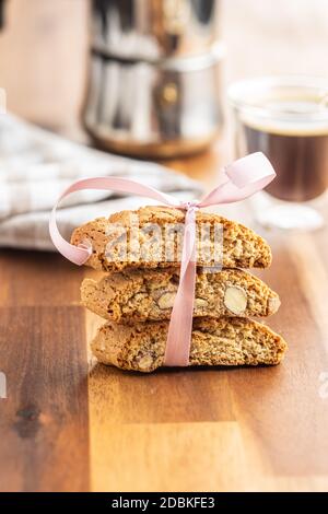 Biscuits italiens sucrés au cantuccini. Biscuits aux amandes sur table en bois. Banque D'Images