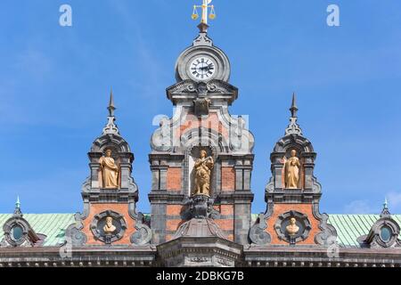 Malmo, Suède - 24 juin 2019 : façade de l'hôtel de ville historique, Stortorget, Grande place Banque D'Images