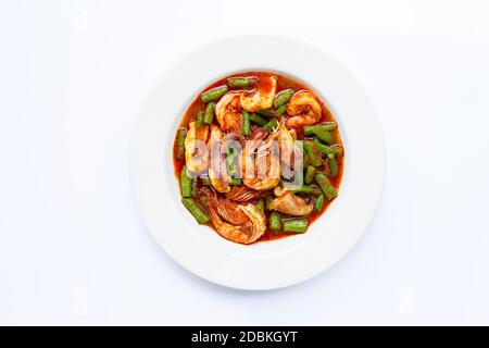 Fruits de mer sautés épicés et haricots longs avec pâte de curry rouge. Cuisine thaïlandaise Banque D'Images