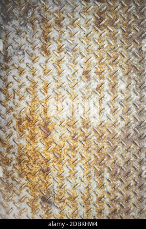 Plaque métallique verticale rouillée. Sol en acier pour le fond ou la texture. Vue avant d'un panneau rouillé avec surface antidérapante. Banque D'Images