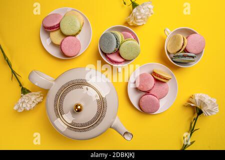 Dessert au macaron français servi pour le thé de l'après-midi ou une pause-café. Banque D'Images