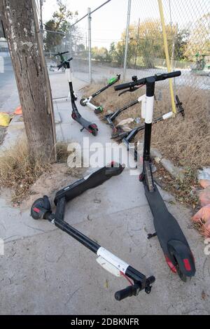 Austin, Texas, États-Unis. 15 novembre 2020. Les scooters électriques jonchent les coins de First Street et de Red River un dimanche matin dans le centre-ville d'Austin, au Texas. Le mode populaire de déplacement dans le centre urbain d'Austin a généré son propre ensemble de dangers urbains après que de nombreux clients les ont dépotés sur les trottoirs après une nuit de fête dans le quartier de Rainey Street. Crédit : Bob Daemmrich/ZUMA Wire/Alay Live News Banque D'Images