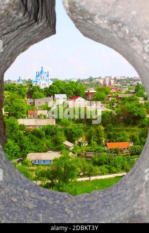 Belle vue à travers la faille de fort à Kamianets-Podilskyi, Ukraine Banque D'Images