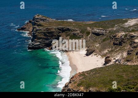 Le Cap de bonne espérance, en regardant vers l'ouest, depuis les falaises côtières au-dessus de Cape point, surplombant la plage de Dias et l'océan Atlantique Sud Banque D'Images