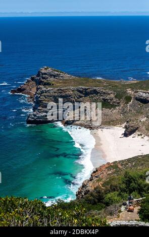 Le Cap de bonne espérance, en regardant vers l'ouest, depuis les falaises côtières au-dessus de Cape point, surplombant la plage de Dias et l'océan Atlantique Sud Banque D'Images