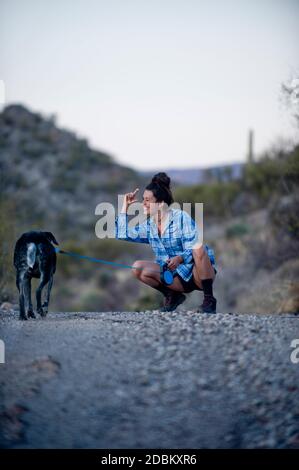 Jeune femme chien de marche, Nouveau-Mexique, États-Unis Banque D'Images