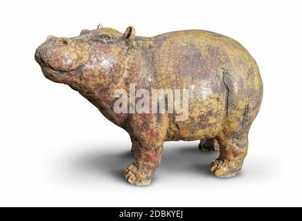 sculpture en céramique hippo dans un dos blanc avec ombre Banque D'Images