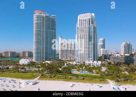 AÉRIEN: Vol près de gratte-ciels modernes sur la rive de South Pointe Beach, Miami, Floride. Vol avec vue aérienne Miami Beach Waves. Le centre-ville de Miami est à Banque D'Images