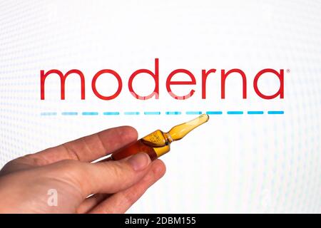 Société pharmaceutique Moderna coronavirus vaccine. Logo Moderna avec vaccin à main. Banque D'Images