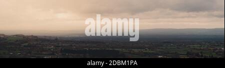 Photo panoramique du Cheshire et de la campagne environnante, en regardant les collines du nord du pays de Galles depuis le château de Beeston au Royaume-Uni. Automne 2020 Banque D'Images