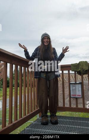 Femme debout à côté de la rambarde extérieure, Homer, Alaska, États-Unis Banque D'Images