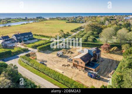 Maison contemporaine en construction à l'angle de LaForest et Apaquague Road, East Hampton, NY Banque D'Images