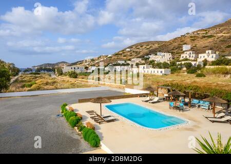 IOS, Grèce - 20 septembre 2020 : vue sur l'île d'iOS depuis une villa grecque d'été avec piscine dans la ville de Chora. Cyclades, Grèce Banque D'Images