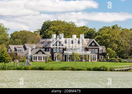 Grande propriété privée sur le lac Agawam à Southampton, NY Banque D'Images