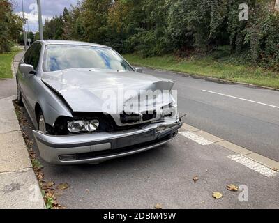 Une voiture s'est écrasée dans la rue. Automobiles endommagées après une collision. Banque D'Images