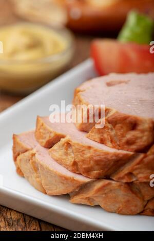 tranches de pain de viande bavaroise sur bois Banque D'Images