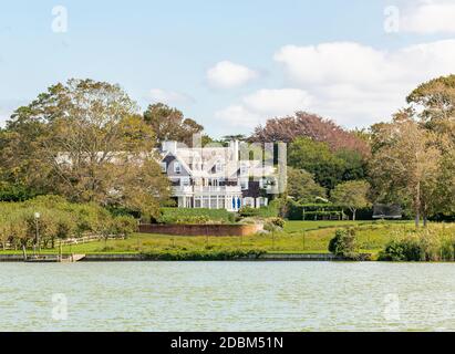 Grande propriété privée sur le lac Agawam à Southampton, NY Banque D'Images