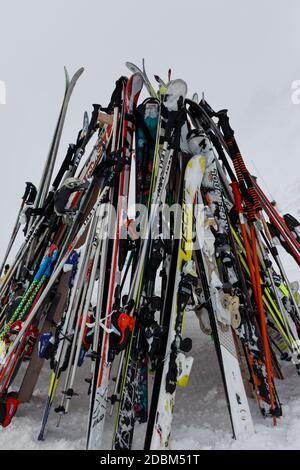 Un groupe de skis et de bâtons de ski s'est accumulé une journée brumeuse Banque D'Images