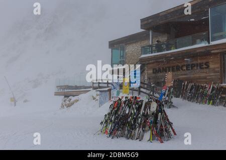 Un groupe de skis s'est empilé devant le restaurant Danterpieces lors d'une journée de brouillard, Val Gardena, Dolomites, Italie Banque D'Images