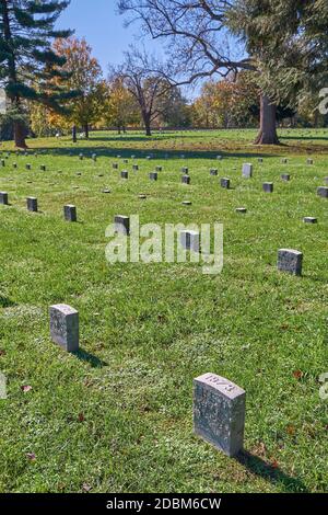 Rangées de petites tombes en pierre dans le cimetière national. Au parc militaire national de Fredericksburg et Spotsylvania, Virginie. Banque D'Images