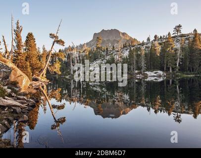 Devils Peak se reflétant à long Lake, Californie, États-Unis Banque D'Images