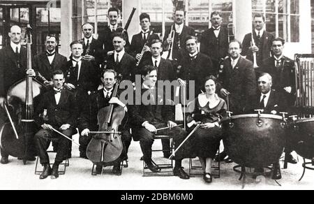 THE WHITBY MUNICIPAL ORCHESTRA - Frank Gomez et son orchestre municipal au Whitby Spa Pavilion , Yorkshire en 1924. L'orchestre professionnel dirigé par Grank Gomez était une attraction populaire pour les publics locaux et côtiers. Sa musique a même été transmise à la nation de Whitby, via la British Broadcasting Association. (BBC) Home Service, en dehors de l'équipe de diffusion. Il était aslo un compositeur, écrivant "escalade des marches de l'abbaye à Whitby". La photo est prise à l'extérieur des portes de la salle de bal Glass Pavilion, maintenant convertie et modernisée. Banque D'Images