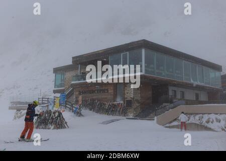 Deux skieurs arrivent au restaurant Danterpieces par une journée de brouillard, Val Gardena, Dolomites, Italie Banque D'Images