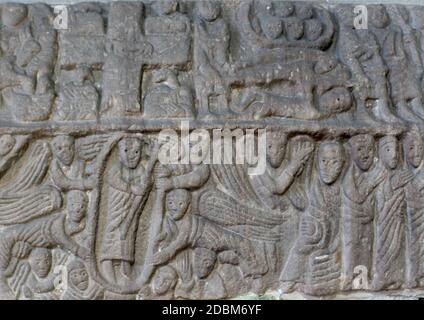 La pierre Wirksworth - Pierre sculptée sarcophage anglo-saxon couvercle trouvé dans la crypte de l'église Sainte-Marie, village Wirksworth, Derbyshire, Angleterre Banque D'Images