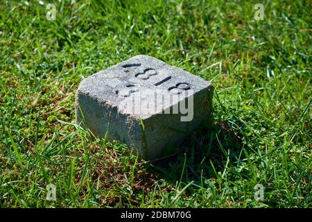 Un gros plan, détail d'un petit bloc de pierre, tombe numérotée dans le cimetière national. Au parc militaire national de Fredericksburg et Spotsylvania, Virginie. Banque D'Images