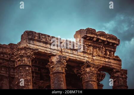 Ruines du temple ancien du Liban. Photo de style vintage de Baalbek. Colonnes anciennes majestueuses sur fond de ciel nuageux. Banque D'Images