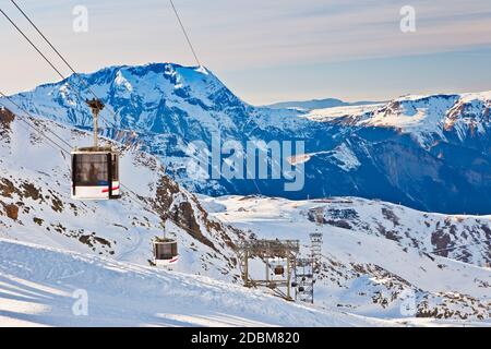 Funiculaire dans station de ski, Alpes Banque D'Images