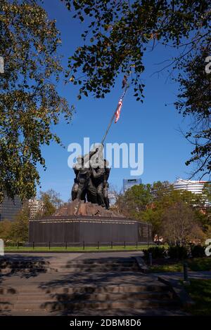 Vue de face avec des arbres de soldats dans la grande sculpture en bronze Iwo Jima sur le site du mémorial de guerre du corps des Marines des États-Unis à Rosslyn, Arlington, Virginie. Banque D'Images