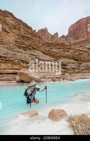 Femme à gué dans le fleuve Colorado, Grand Canyon, Arizona, États-Unis Banque D'Images