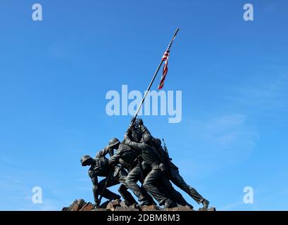 Grande sculpture en bronze Iwo Jima sur le site du US Marine corps War Memorial à Rosslyn, Arlington, Virginie. Banque D'Images