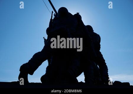 La silhouette des soldats dans la grande sculpture en bronze Iwo Jima sur le site du US Marine corps War Memorial à Rosslyn, Arlington, Virginie. Banque D'Images