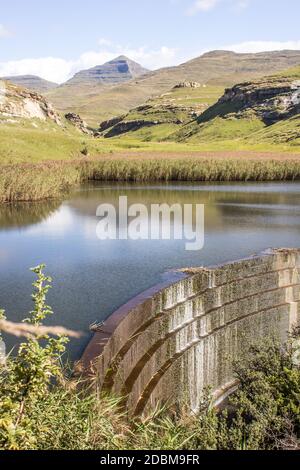 Vue sur le barrage Langtoon, un petit réservoir construit dans le parc national des Golden Gate Highlands d'Afrique du Sud, avec les sommets du Drakensb environnant Banque D'Images