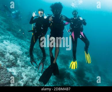 Trois plongeurs de plongée à‚Arià‚Atoll, Maldives Banque D'Images