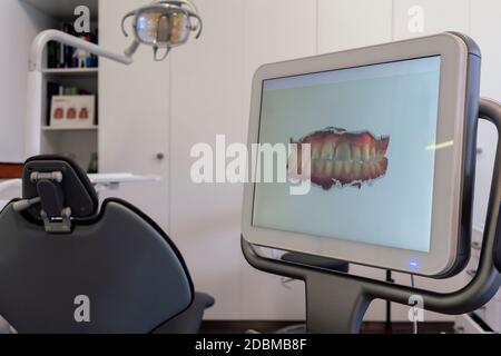 Moniteur de scanner 3d dentaire dans le cabinet du dentiste. Instantané du cabinet dentaire propre et vide. L'intérieur de la clinique dentaire moderne. Banque D'Images