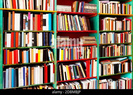 Tourné à l'angle de l'étagère à livres avec grande collection Banque D'Images