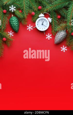 Vue de dessus composition de Noël avec branches d'épicéa et jouets arrière-plan rouge Banque D'Images