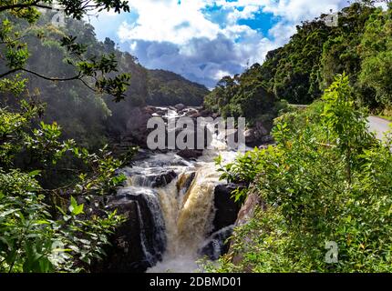 La rivière bouillonnante avec une cascade dans la forêt tropicale Banque D'Images